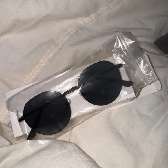 Black sunglasses NEW - Picture 2 of 3